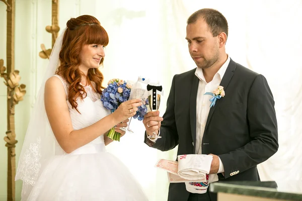 Braut und Bräutigam mit Champagnergläsern — Stockfoto
