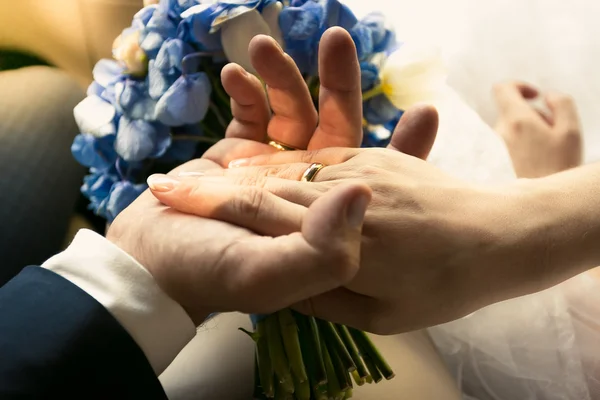 Fotky od ženicha drží za ruku nevěsty v autě — Stock fotografie