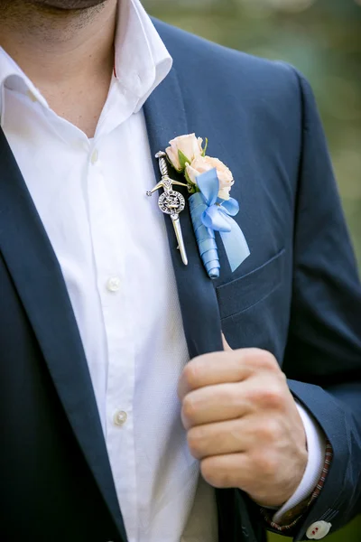 Foto de belo noivo em vestindo boutonniere — Fotografia de Stock