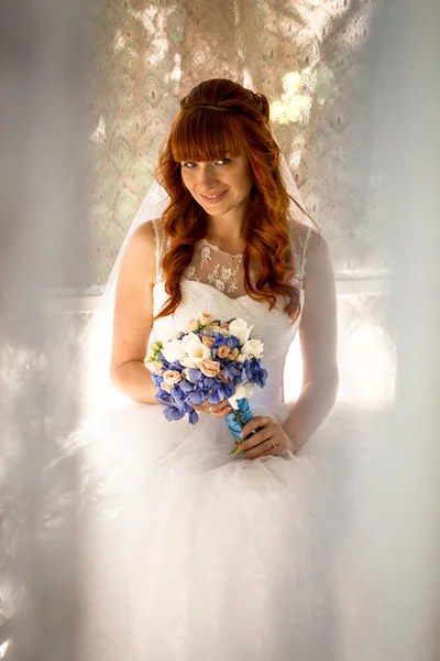 Portrait at sunny day of cute redhead bride holding wedding bouq — Stock Photo, Image