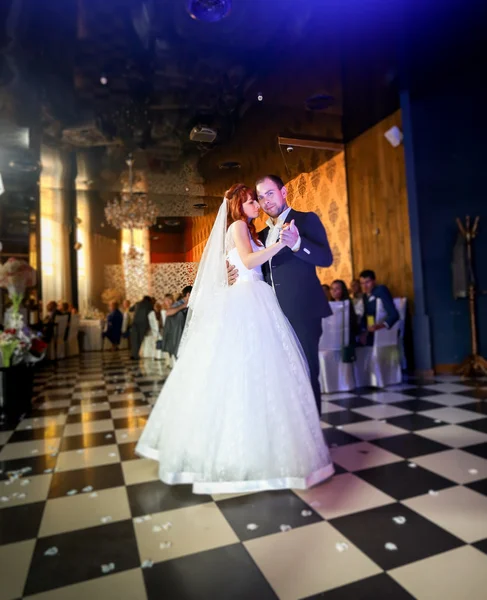 Sposa uno sposo che balla al ristorante — Foto Stock
