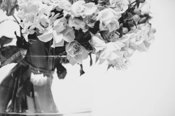 Black and white photo of flowers standing in vase — Stock Photo, Image