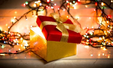 Açık hediye kutusu ile çıkan ışık