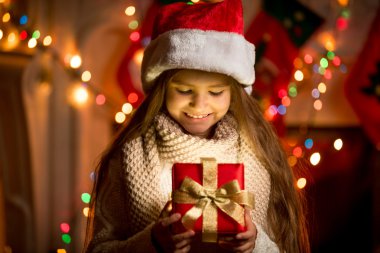 Küçük kız Aç kutusuna Noel hediyesi arıyorum