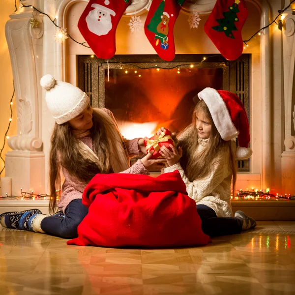 Zwei kleine Mädchen bei einem Geschenkstreit an Weihnachten — Stockfoto