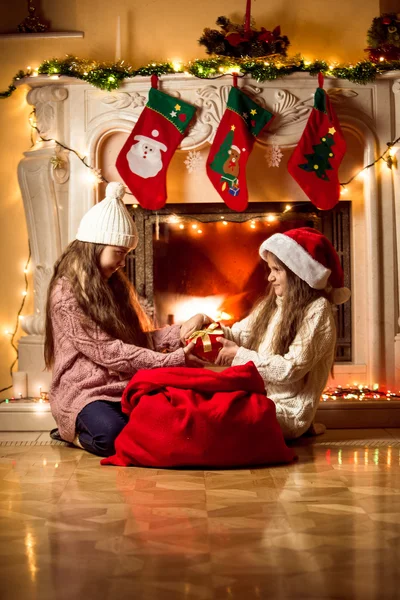 Två tjejer kämpar för box med julklapp — Stockfoto