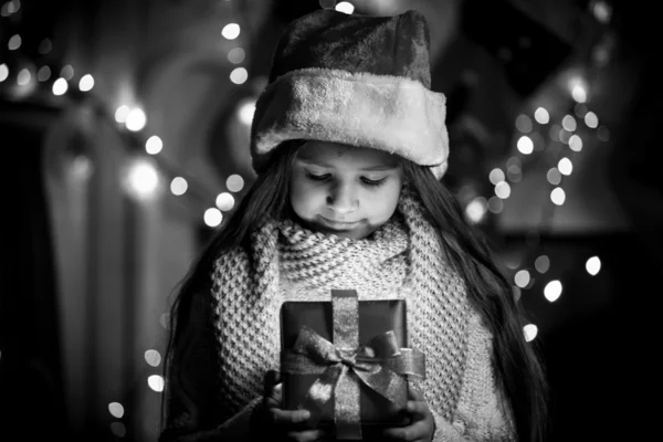 Tek Renkli Noel hediyesi bo açılış gülümseyen kız portresi