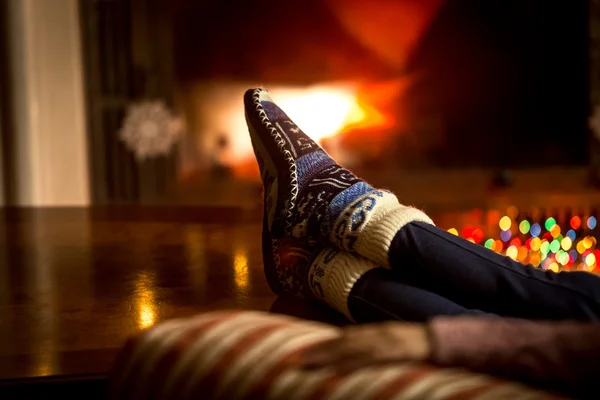 在冬季变暖在壁炉的羊毛袜子的脚的肖像 — 图库照片