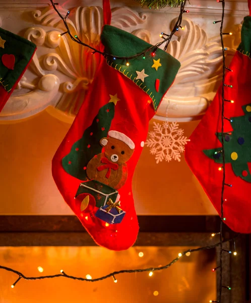 Red christmas stockings hanging on fireplace — Stock Photo, Image