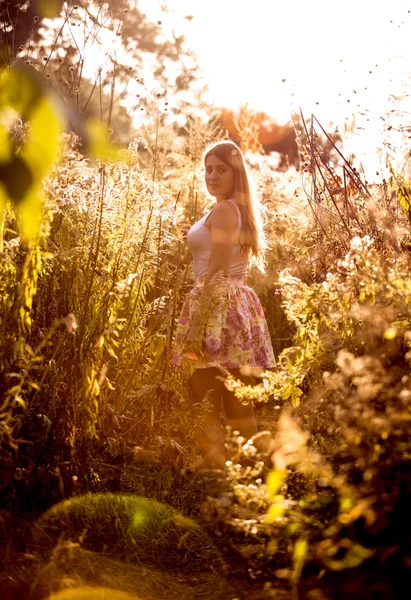 Paisagem do prado no dia ensolarado com a mulher andando no caminho — Fotografia de Stock