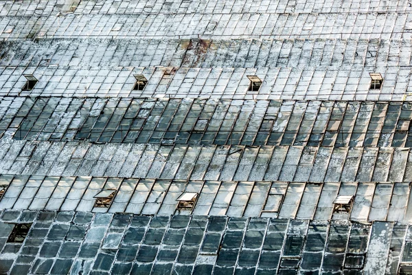Perspektiv skott av gamla glastaket i stora växthus — Stockfoto