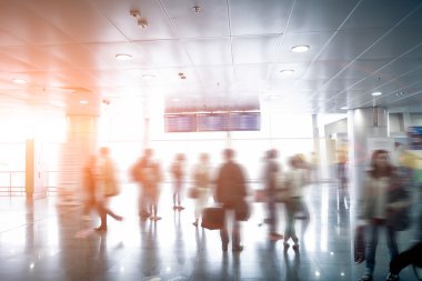 bulanık yolcular Havaalanı zamanlama güneşli gün bakıyor