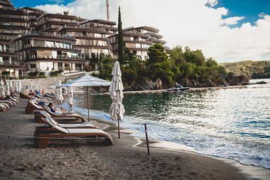 lüks resort sea Plajı'nda güneş doğarken görüntüleyin