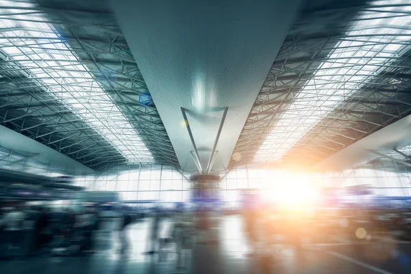 Terminal de aeroporto internacional moderno iluminado pela luz do sol — Fotografia de Stock