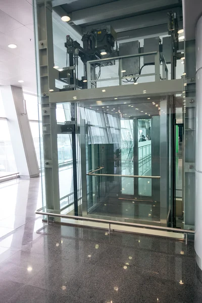 Elevador de vidro para pessoas com deficiência no aeroporto internacional — Fotografia de Stock