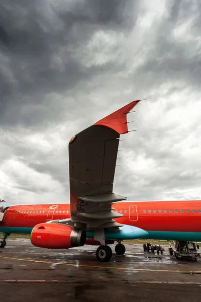 Vista desde el suelo en el ala del avión en el día nublado — Foto de Stock