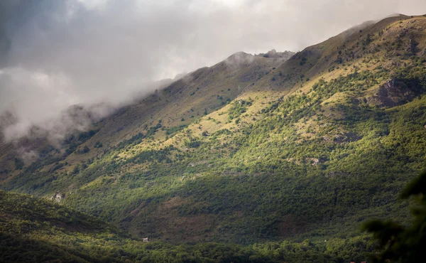 Paisagem de altas montanhas cultivadas com grama coberta de nuvens — Fotografia de Stock