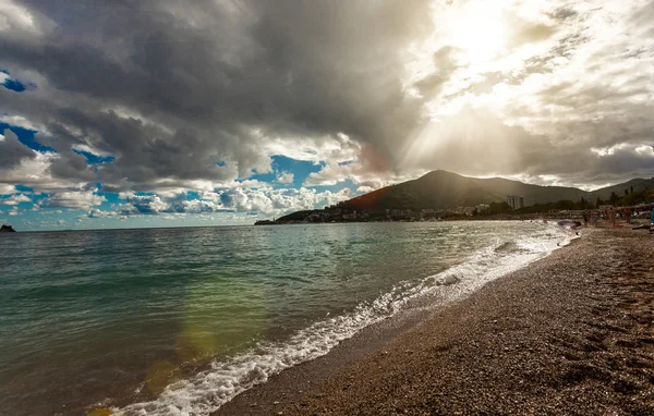 Vista na costa do mar no dia ensolarado com nuvens — Fotografia de Stock