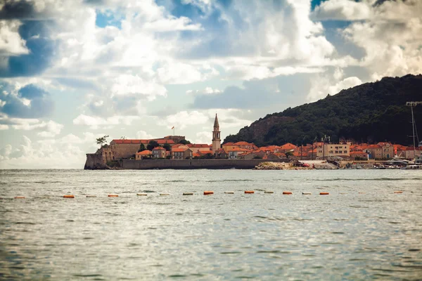 Antica città con tetti rossi e torre di difesa sul mare — Foto Stock