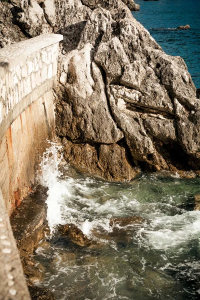 Paisagem de ondas do mar quebrando em falésias altas — Fotografia de Stock