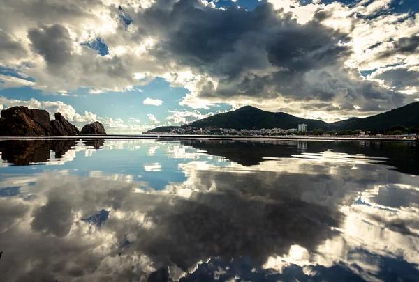 Céu nublado refletindo na superfície da água do mar — Fotografia de Stock