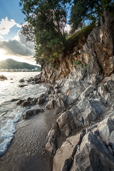 Deniz kıyısında yüksek kayalıklarla gündoğumu, manzara — Stok fotoğraf