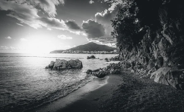 Paisagem em preto e branco de falésias em pé no mar ao pôr do sol — Fotografia de Stock