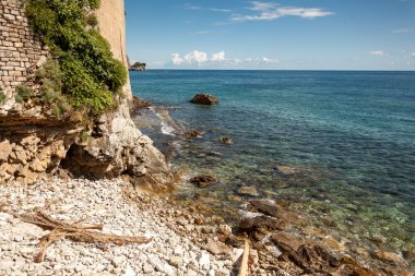 güneşli bir gün kumsalda deniz üzerinde yüksek cliff peyzaj