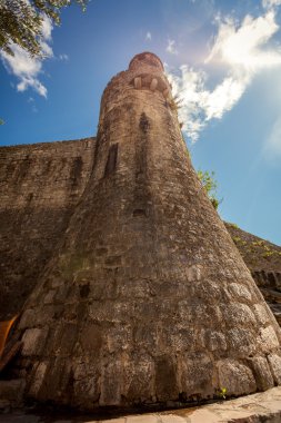 Budva, Karadağ City'de yüksek antik taş kule