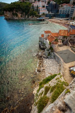 Seaside eski kale City yüksek cliff üzerinde bulunan Budva