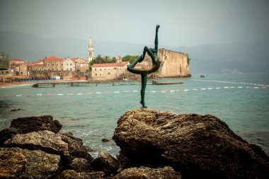 Budva kentinin Koyu'ndaki deniz cliff Yaylası girişindeki nitelikli anıt bakış