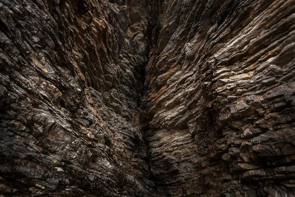 Grande rachadura em montanhas com pedras afiadas — Fotografia de Stock