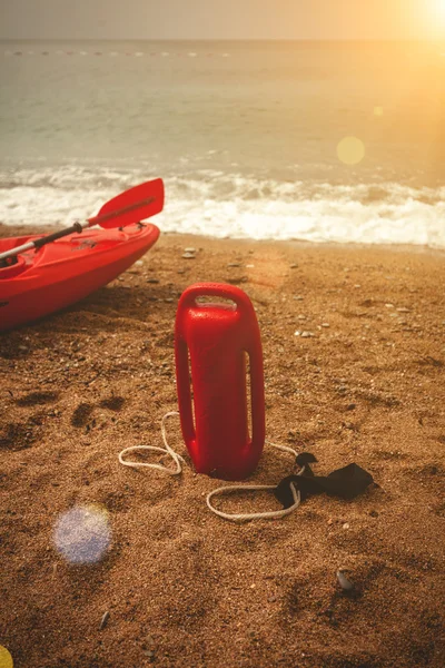 Červený plavčík zařízení na pláži za slunečného dne — Stock fotografie