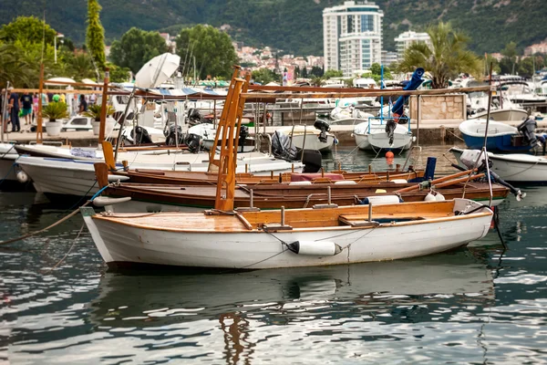 Viejo barco de madera utilizado para viajes turísticos amarrado en el puerto de mar — Foto de Stock