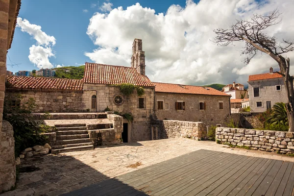 Steinkathedrale in der antiken Zitadelle in Budva, Montenegro — Stockfoto