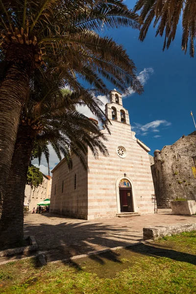 Alte Kirche auf tropischer Insel — Stockfoto