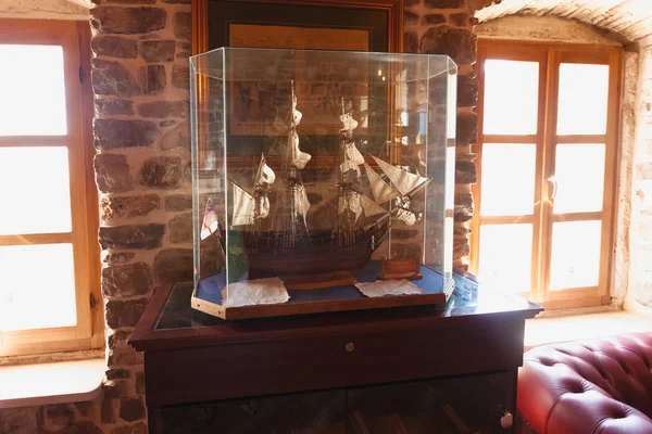 Foto de close-up do modelo de navio de madeira no museu — Fotografia de Stock