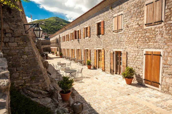 Vista della strada stretta nella città vecchia di Budva, Montenegro — Foto Stock