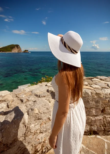 Retrato de mujer hermosa en sombrero blanco mirando al mar — Foto de Stock