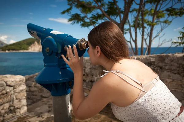 Mladá žena při pohledu na krajinu dalekohledem, turistické — Stock fotografie