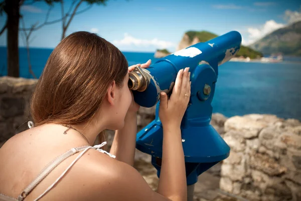 Mujer joven mirando en la montaña a través del telescopio turístico —  Fotos de Stock