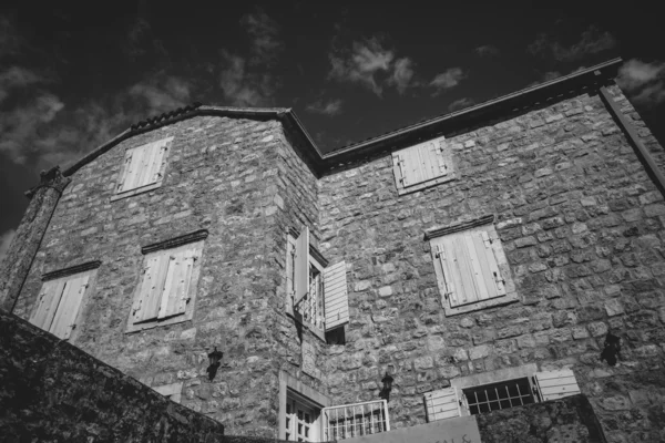 Černobílé fotografie starých kamenný dům na slunečný den — Stock fotografie