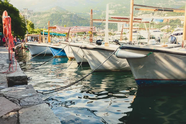 Toned foto de linha de barcos de pesca ancorados — Fotografia de Stock