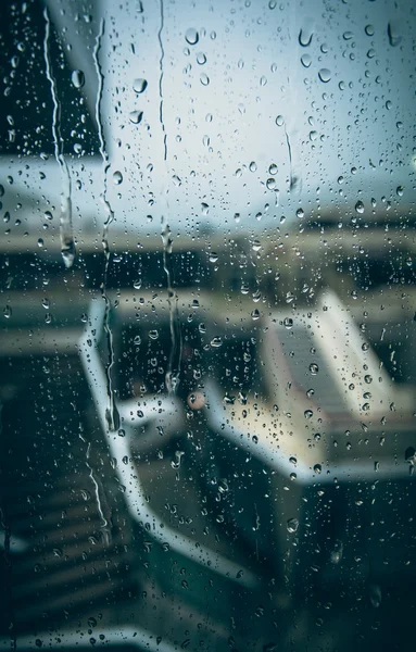 Foto door raam met druppels op een regenachtige dag — Stockfoto