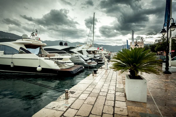 Vista di ormeggiati yacht di lusso in giornata nuvolosa e piovosa — Foto Stock