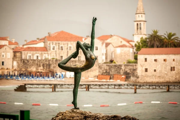 Pohled na bronzový pomník v městě Budva, Černá Hora — Stock fotografie