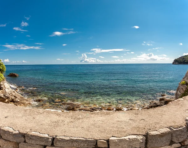Panoramatické fotografie tyrkysové moře a útesy na slunečný den — Stock fotografie