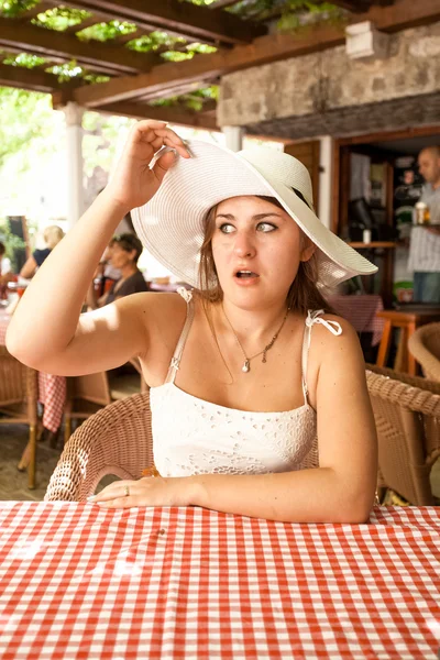 Portrait de belle femme au restaurant regardant avec étonnement — Photo