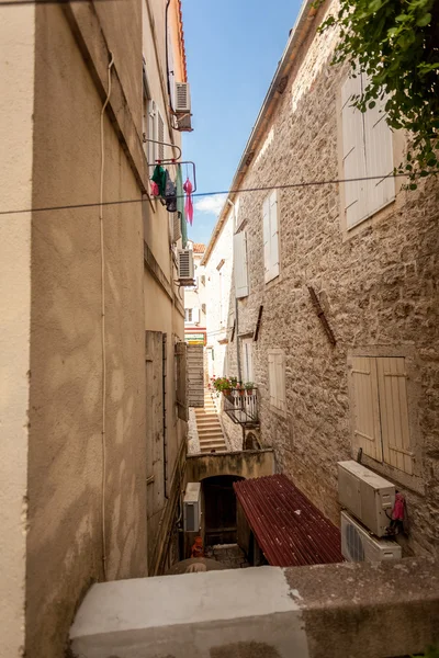 Weergave van oude smalle straat in city van Budva, Montenegro — Stockfoto