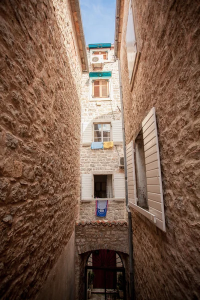 View of old narrow street at mediterranean city — Stock Photo, Image